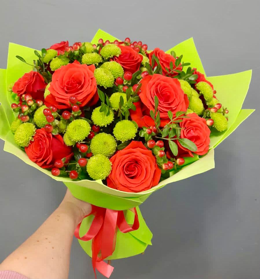 Букет цветов из: Хризантемы и Розы в Гатчину