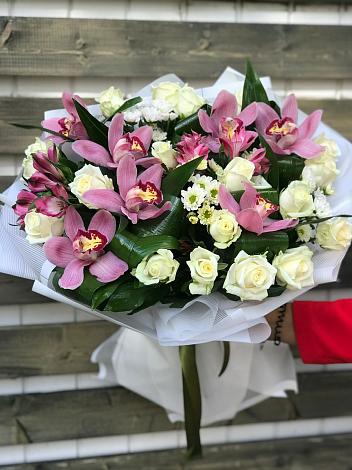 Букет цветов из: Розы и Хризантемы в Гатчину