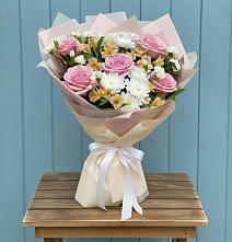 Букет цветов из:  Гвоздики, Орхидеи и Розы в Гатчину