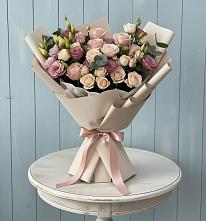 Букет цветов из:  Розы и Лизиантусы в Гатчину