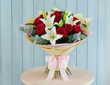 Букет цветов из:  Лилии и Розы в Гатчину