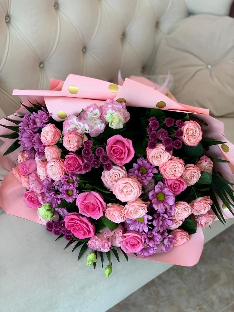 Букет цветов из: Хризантемы, Розы и Лизиантусы в Гатчину