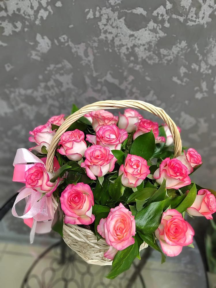 Цветочная композиция из Розы в корзине в Гатчину