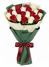 Букет Микс из красных и белых роз в Гатчину