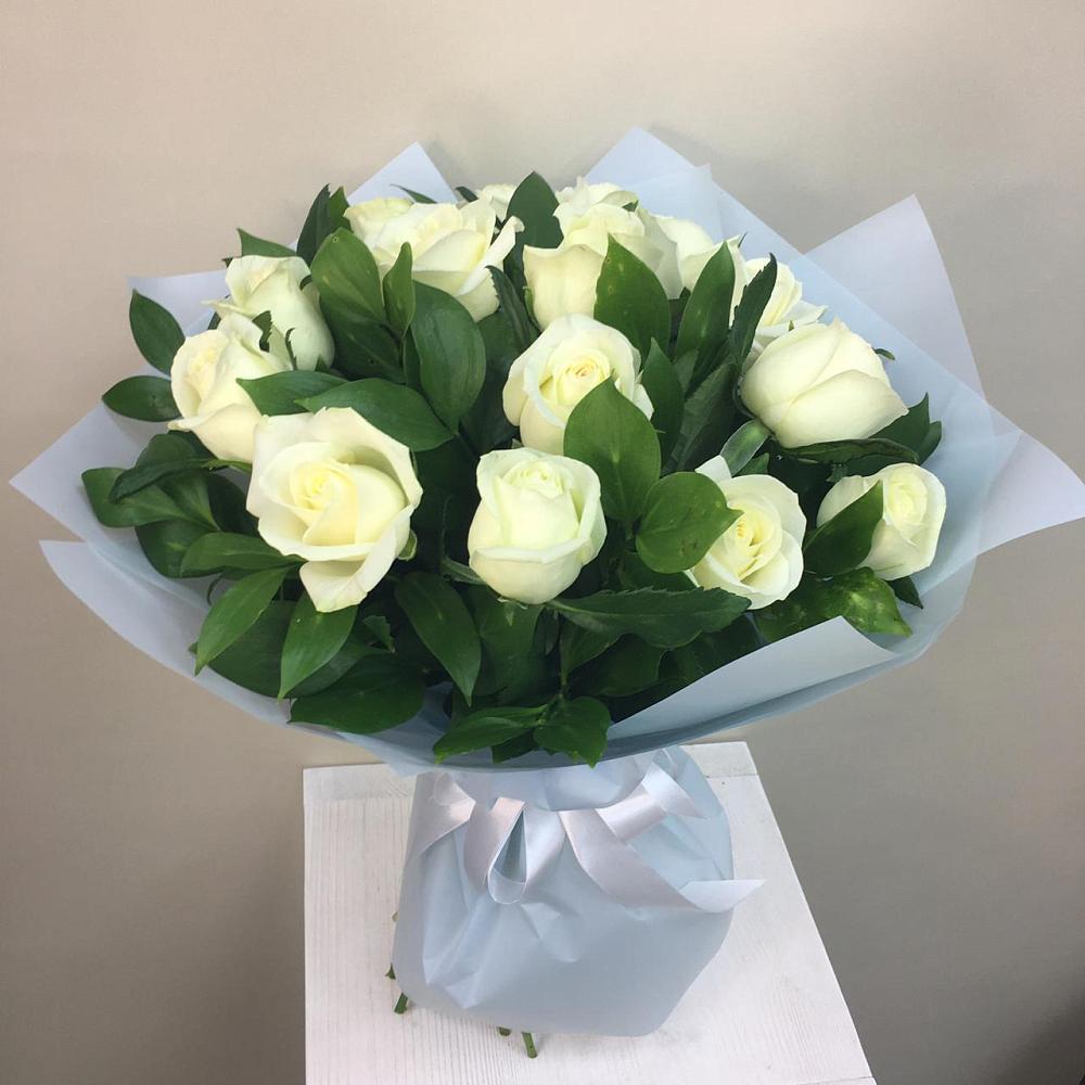 Букет 15 Белых роз Проуд в Гатчину