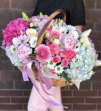 Композиция солнечный день в Гатчину Цветочная композиция из Розы, Хризантемы, Пионы и Лизиантусы в корзине в Гатчину
