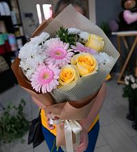 Букет цветов из:  Герберы, Розы и Хризантемы в Гатчину