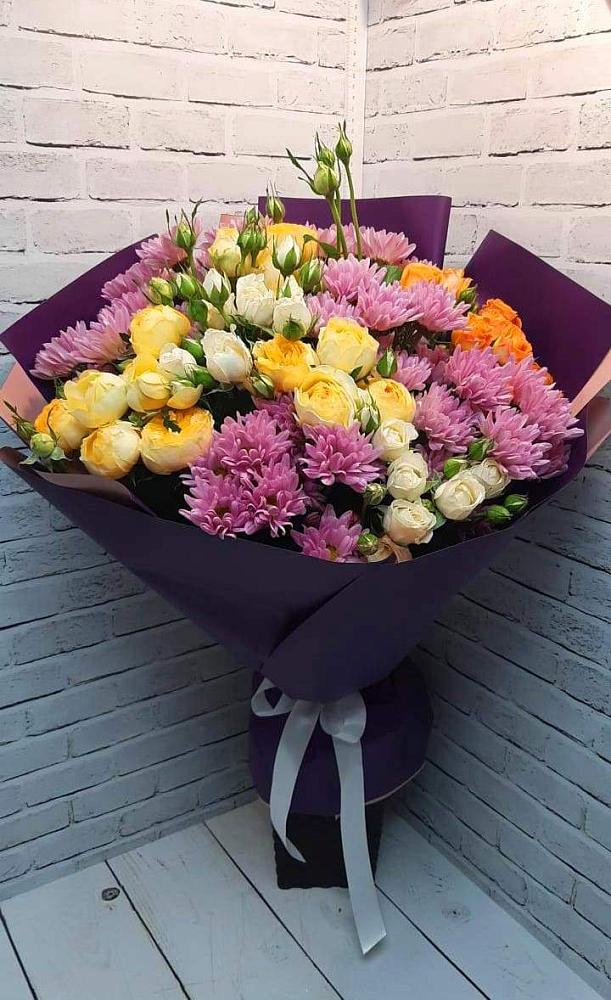 Букет цветов из: Хризантемы и Розы в Гатчину