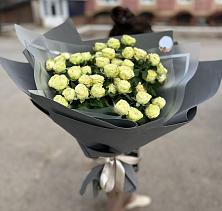 Букет Белые кустовые розы Солинеро в Гатчину