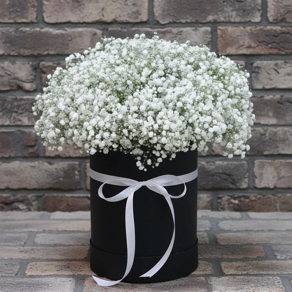 Цветочная композиция из Гипсофила в шляпной коробке в Гатчину