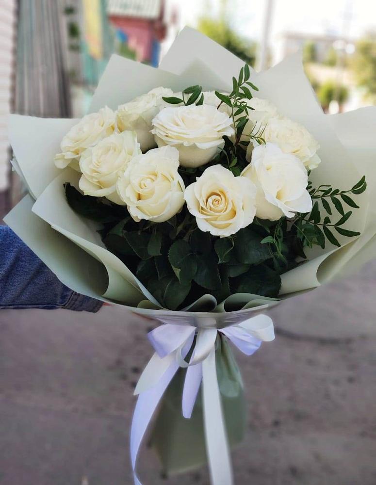 Букет Белые розы Проуд в Гатчину
