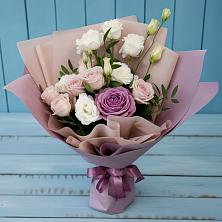 Букет цветов из:  Розы и Лизиантусы в Гатчину