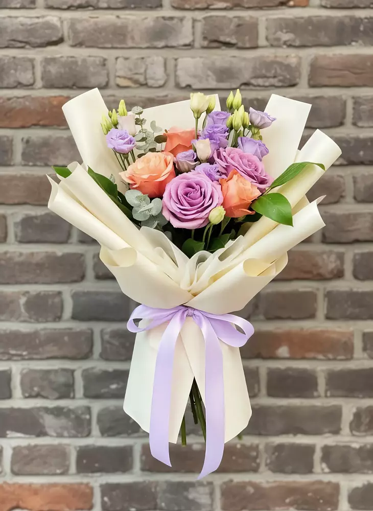 Букет цветов из: Лизиантусы и Розы в Гатчину