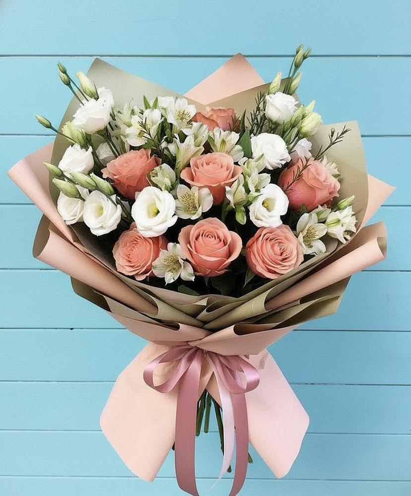 Букет цветов из: Розы, Альстромерии и Лизиантусы в Гатчину