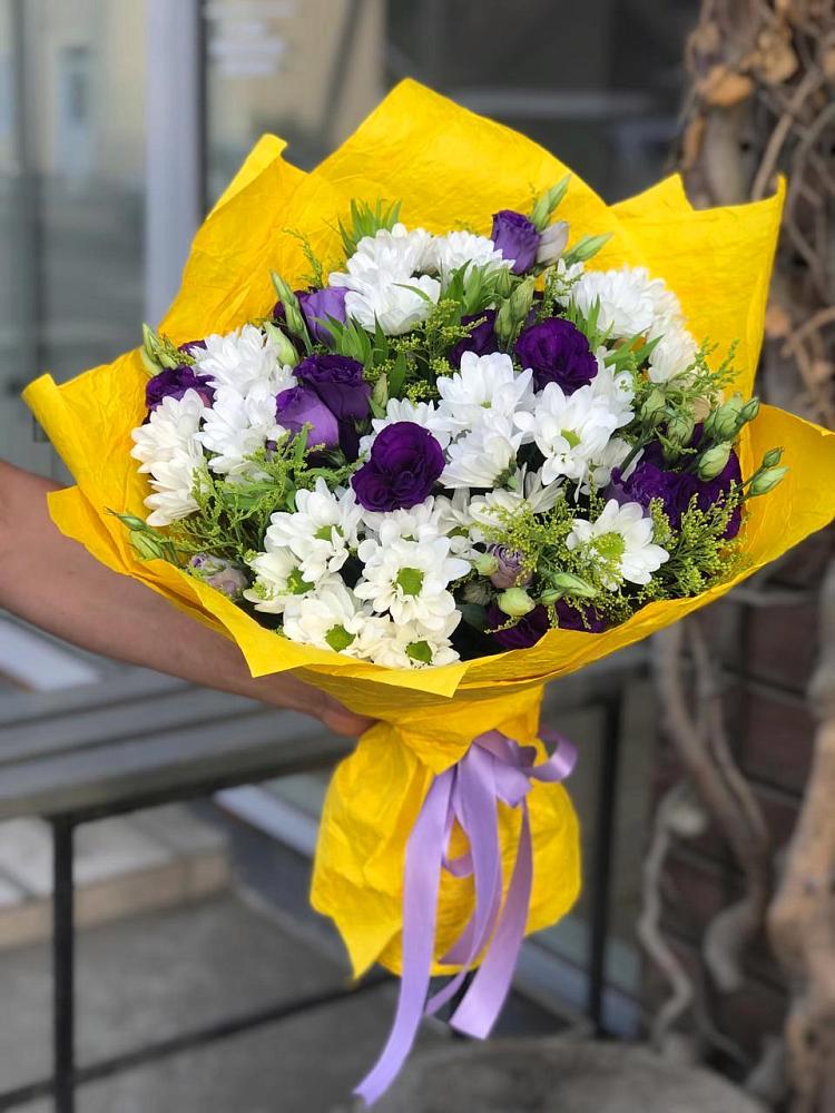 Букет цветов из: Ирисы, Хризантемы и Ромашки в Гатчину