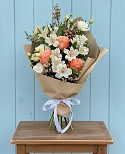 Букет цветов из:  Альстромерии, Лизиантусы, Розы и Хризантемы в Гатчину