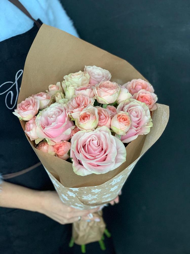 Букет цветов из: Хризантемы и Розы в Гатчину