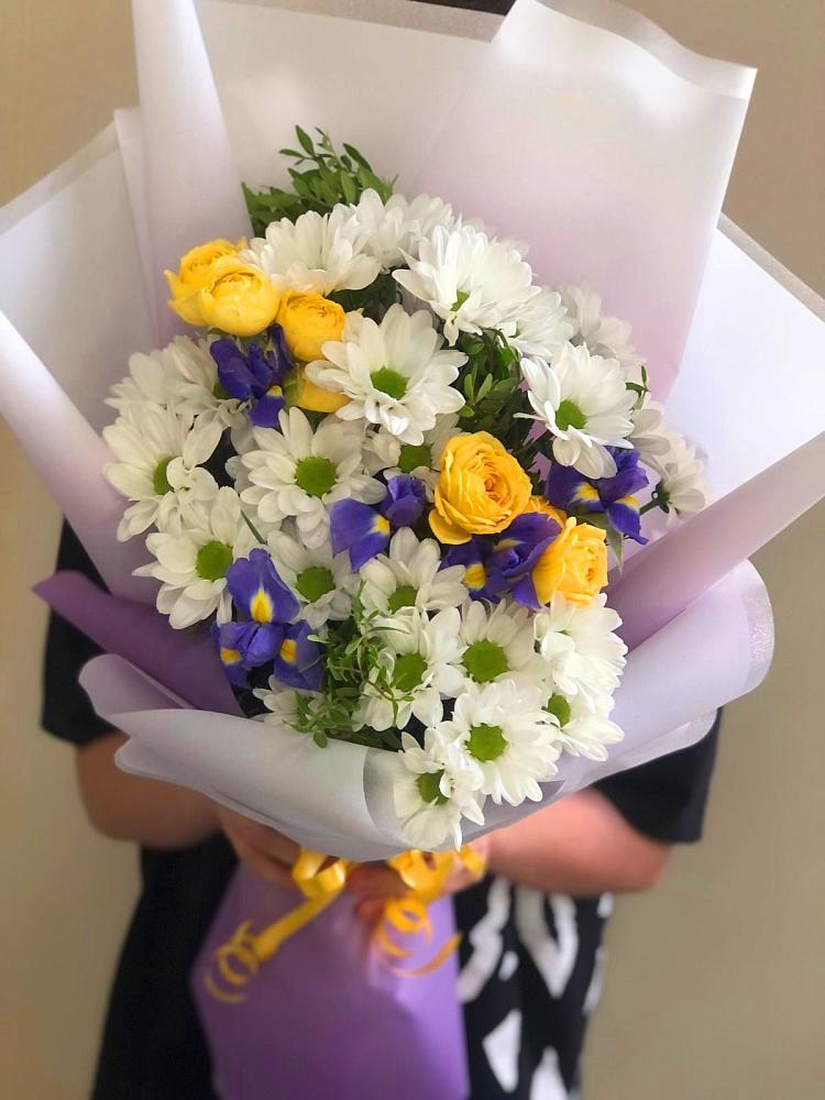 Букет цветов из: Ирисы, Хризантемы и Розы в Гатчину