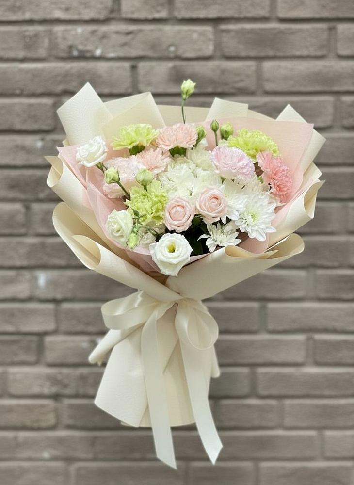 Букет цветов из: Гвоздики, Розы, Лизиантусы и Хризантемы в Гатчину