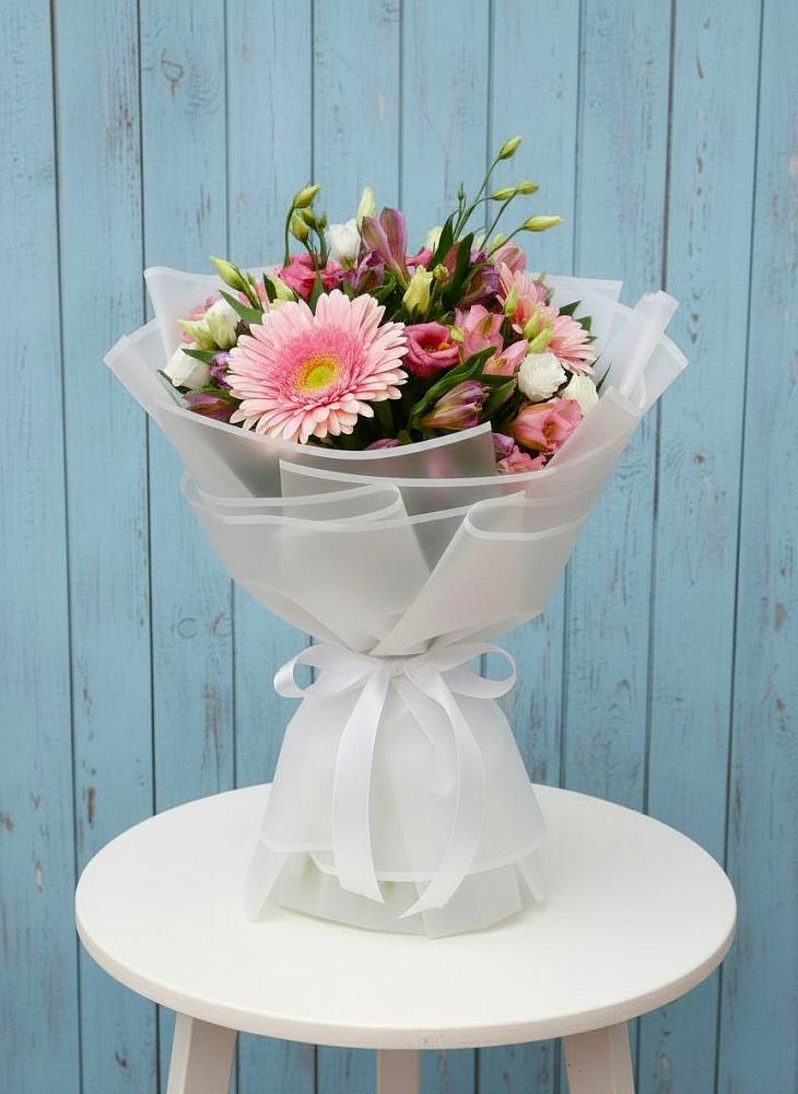 Букет цветов из: Герберы, Альстромерии и Лизиантусы в Гатчину