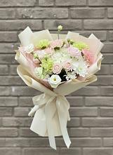 Букет цветов из:  Гвоздики, Розы, Лизиантусы и Хризантемы в Гатчину