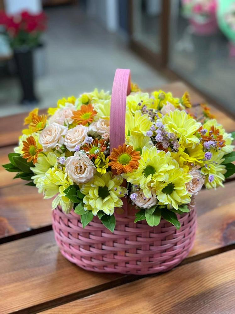 Цветочная композиция из Хризантемы и Розы в корзине в Гатчину