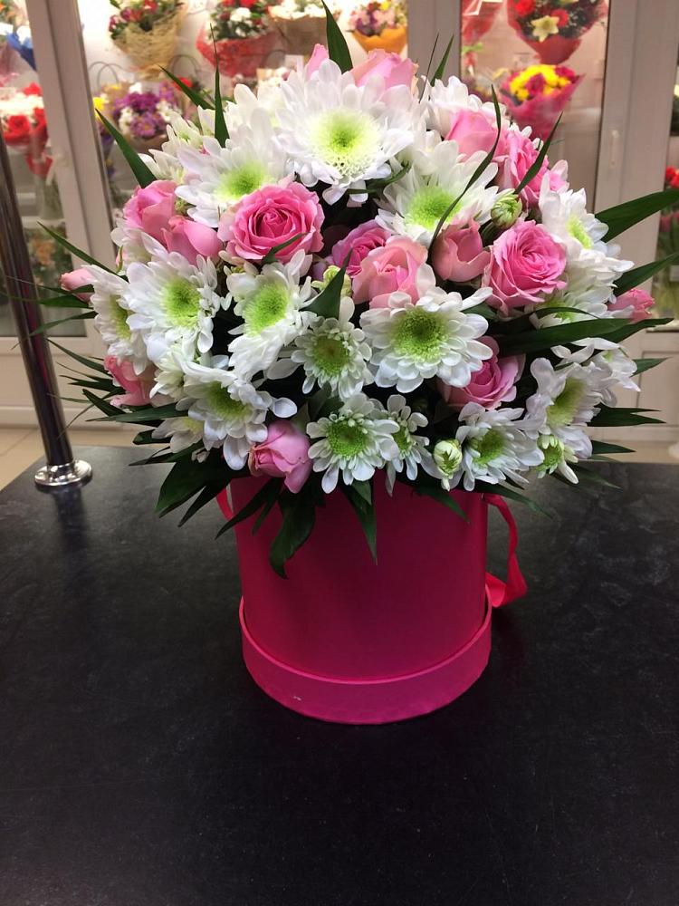 Цветочная композиция из Розы и Хризантемы в шляпной коробке в Гатчину