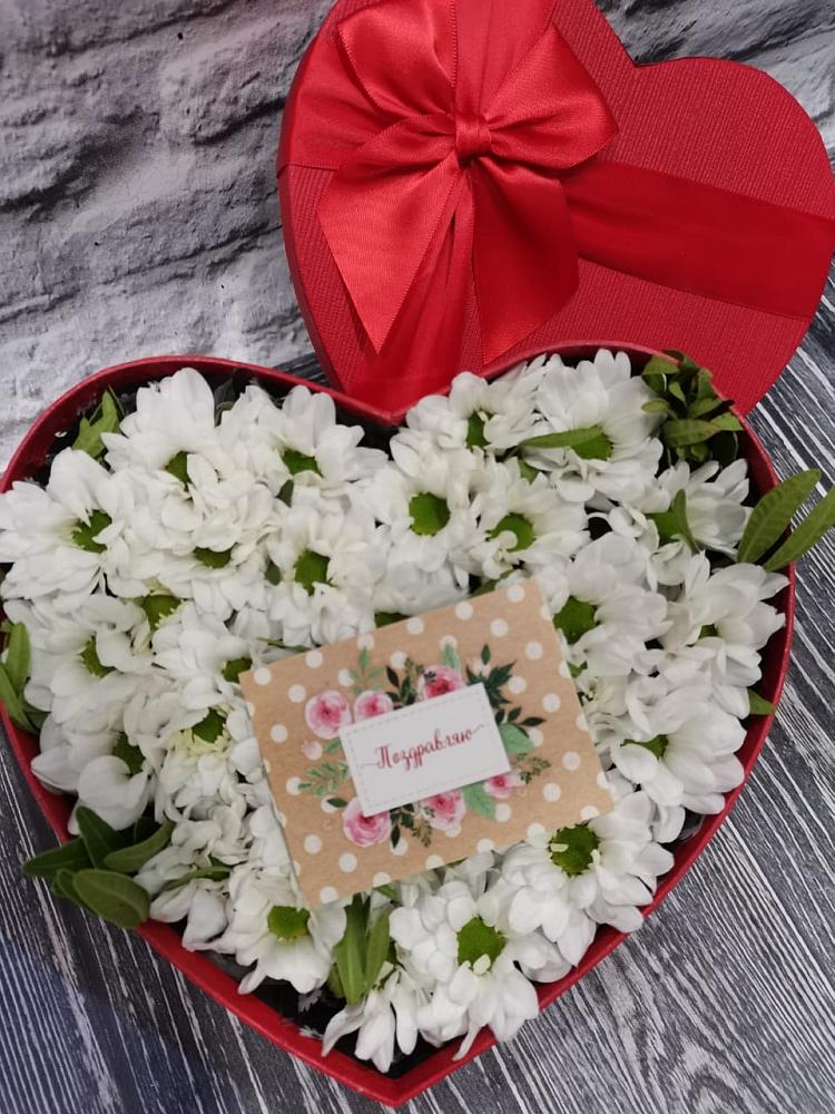 Цветочная композиция из Хризантемы в виде сердца в Гатчину