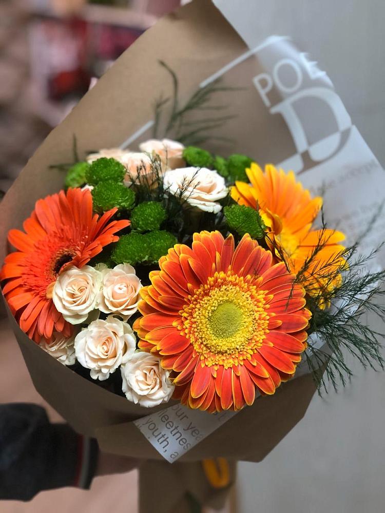 Букет цветов из: Герберы, Хризантемы и Розы в Гатчину