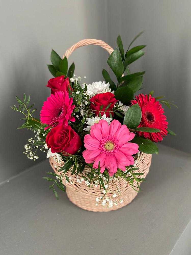 Цветочная композиция из Розы, Хризантемы и Герберы в корзине в Гатчину