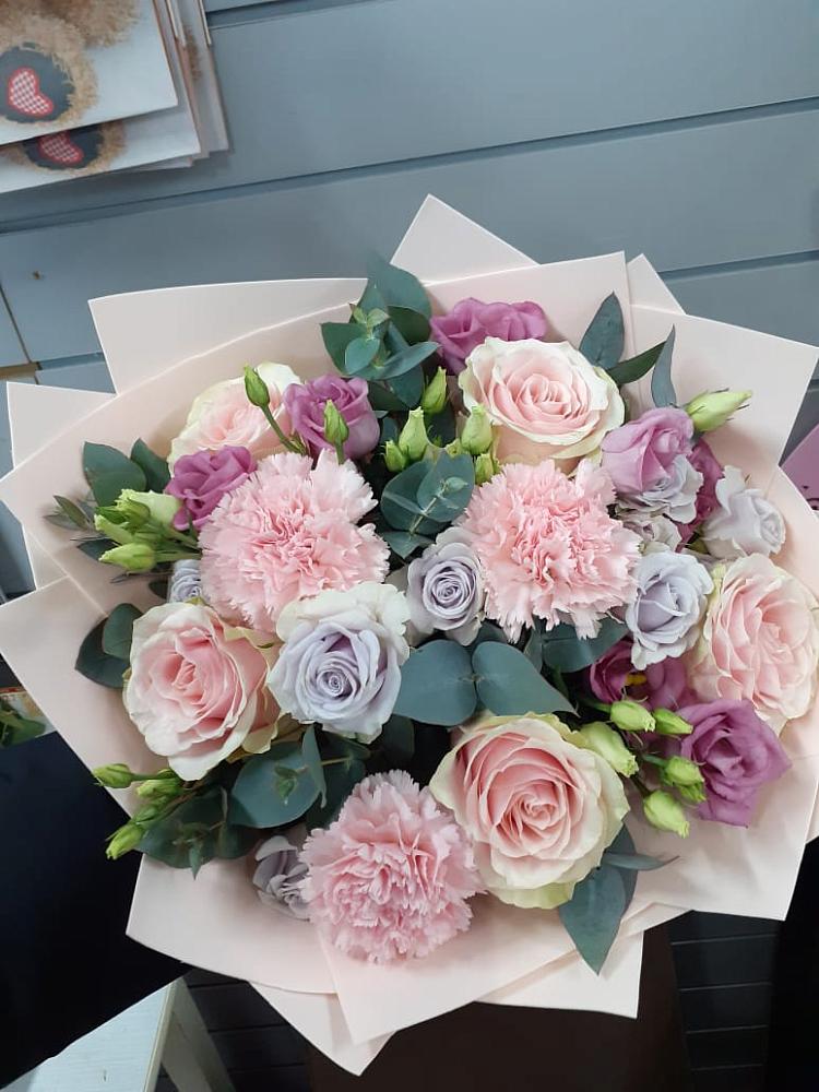 Букет цветов из: Розы, Гвоздики и Лизиантусы в Гатчину