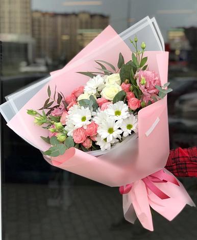 Букет цветов из: Розы, Лизиантусы и Хризантемы в Гатчину