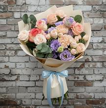 Букет цветов из:  Розы, Лизиантусы и Гвоздики в Гатчину
