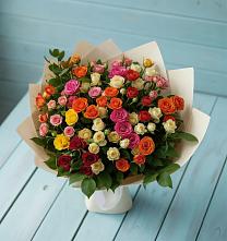 Букет Микс из разноцветных кустовых роз в Гатчину