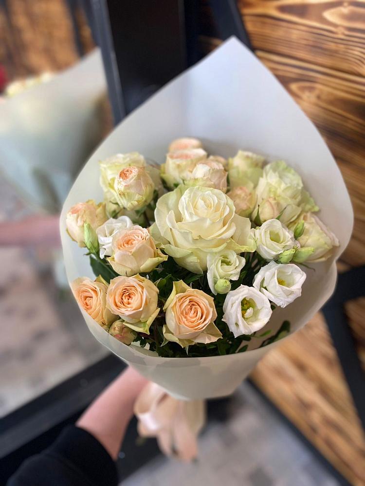 Букет цветов из: Розы и Лизиантусы в Гатчину