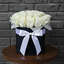 Цветочная композиция из Розы в шляпной коробке в Гатчину